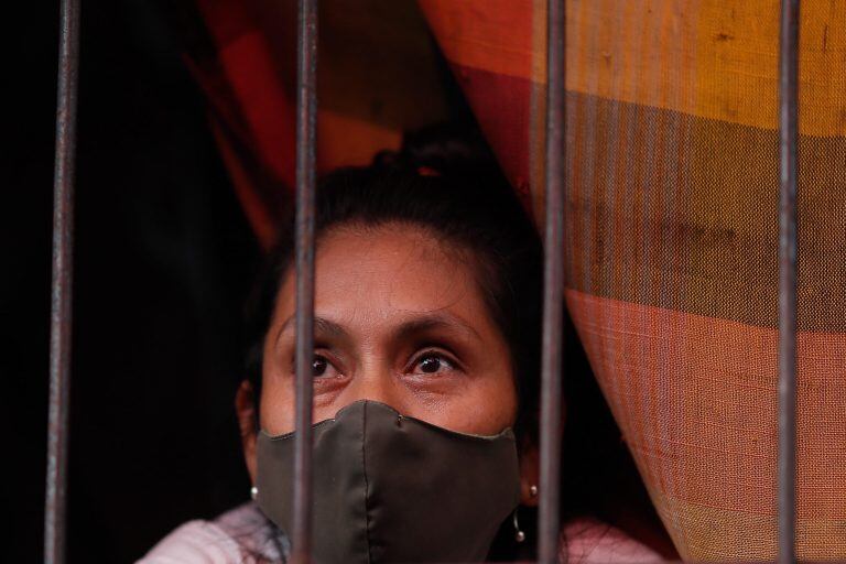 Una mujer reclama por agua potable desde la ventana de su casa en el barrio 31 de la ciudad de Buenos Aires (Argentina), uno de los lugares con mas casos de COVID-19 positivos en el país. (Foto: EFE/Juan Ignacio Roncoroni)