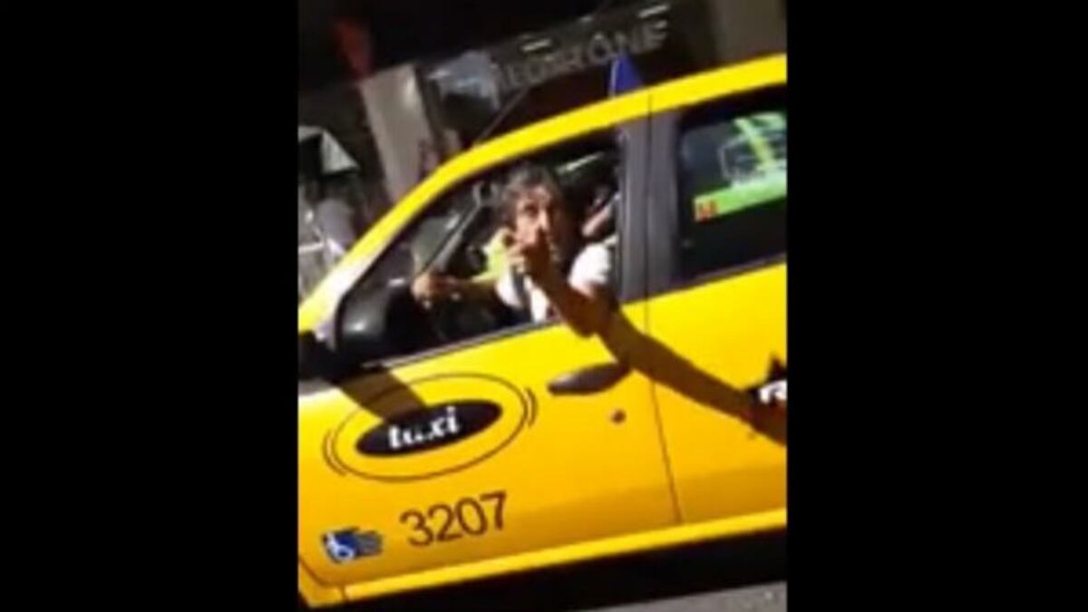 Se negó a llevar a una mujer en silla de ruedas, lo filmaron y las insultó y escupió