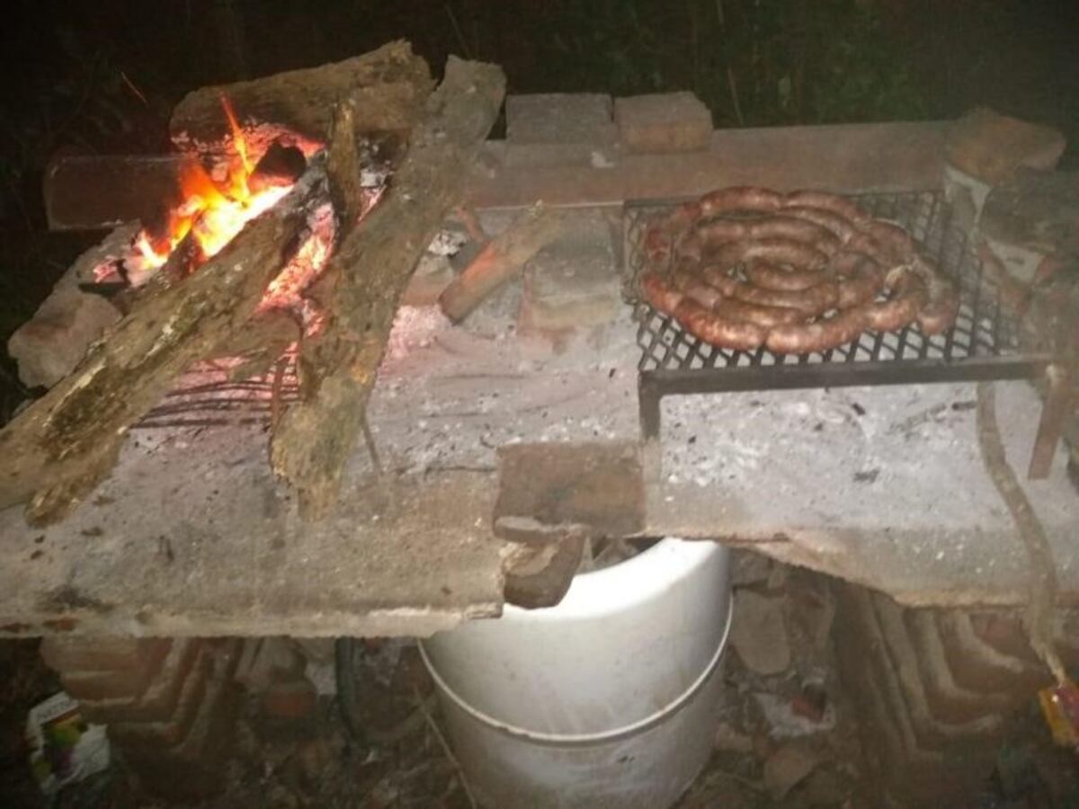 Rompieron la cuarentena para hacer un asado y tuvieron que huir dejando todo en el fuego