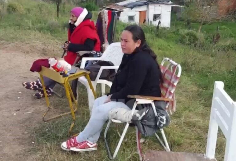 Una familia desesperada aguarda al borde del río por un pescador desaparecido (LT10)