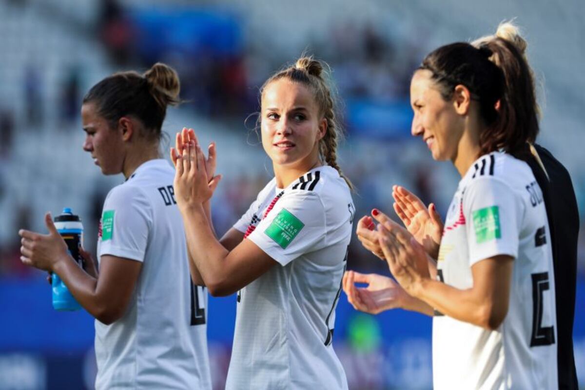 Alemania goleó 3-0 a Nigeria y es el primer equipo en cuartos del Mundial femenino
