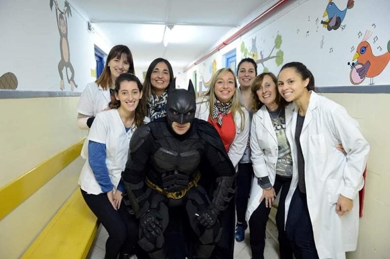 Batman platense. Fotografía: (Facebook Batman solidario).