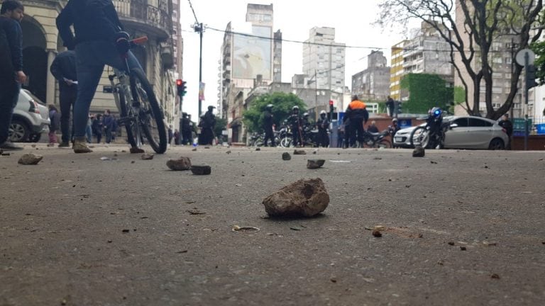 Enfrentamiento en Plaza 25 de Mayo durante la marcha en Rosario por el Presupuesto 2019. (Vía Rosario)