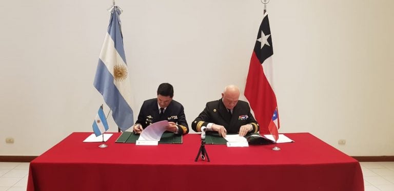 Firma de convenios entre la Armada de Argentina y Chile