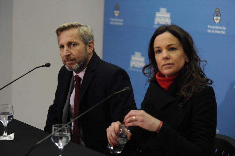 Rogelio Frigerio, ministro del Interior, y Carolina Stanley, ministra de Desarrollo Social, brindan una conferencia de prensa tras los anuncios económicos del presidente Mauricio Macri.