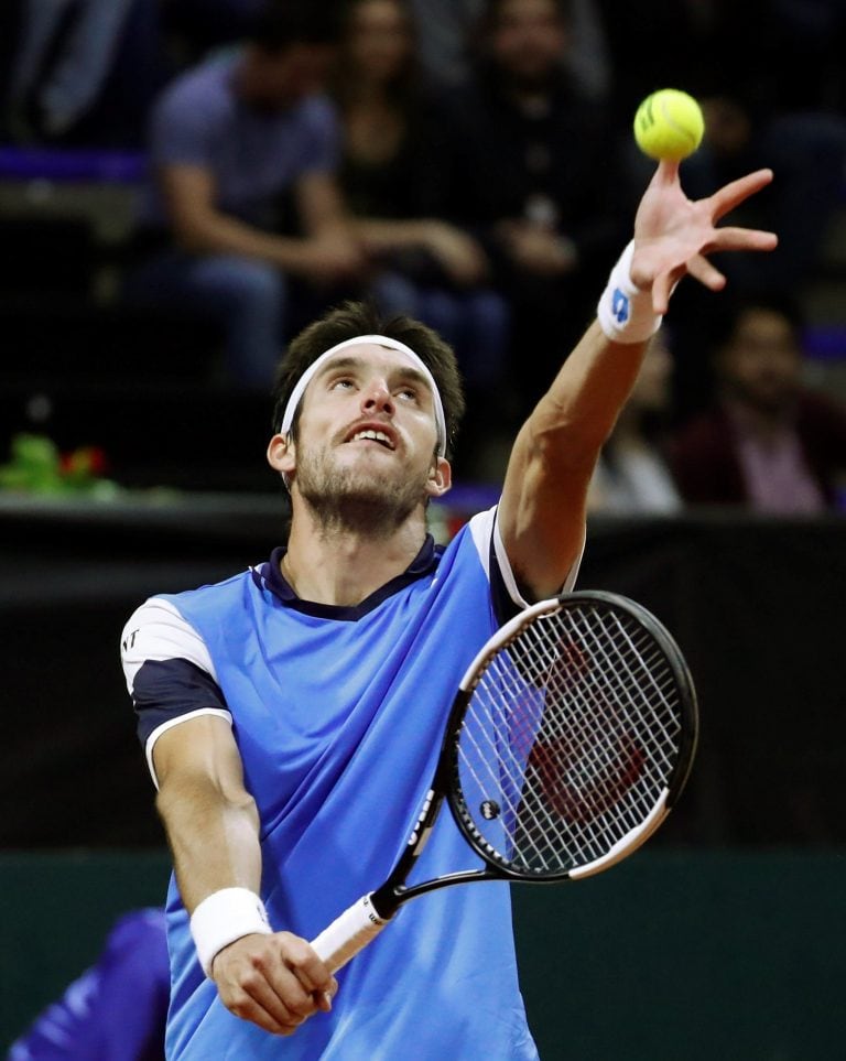 Leonardo Mayer de Argentina sirve la pelota a Daniel Galán de Colombia este viernes en el primer partido de la serie entre Colombia y Argentina para la clasificación a la Copa Davis 2020 en el Palacio de los Deportes en Bogotá (Colombia). (Foto: EFE/Mauricio Dueñas Castañeda)