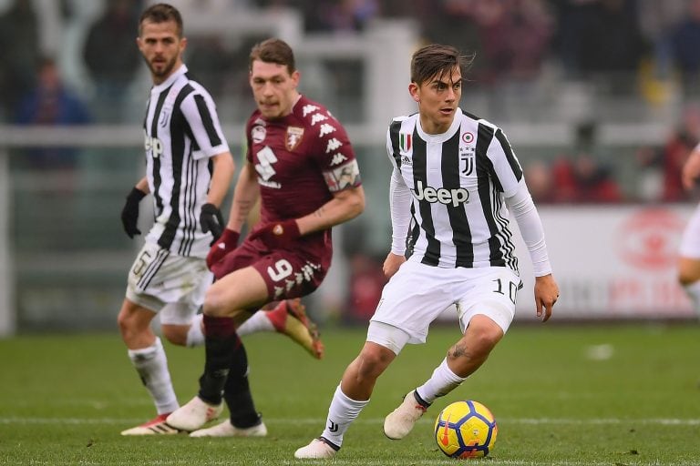 Juventus' Argentinian forward Paulo Dybala (R) controls the ball during the Italian Serie A football match Torino Vs Juventus on February 18, 2018 at the Stadio Grande Torino stadium in Turin. / AFP PHOTO / MARCO BERTORELLO