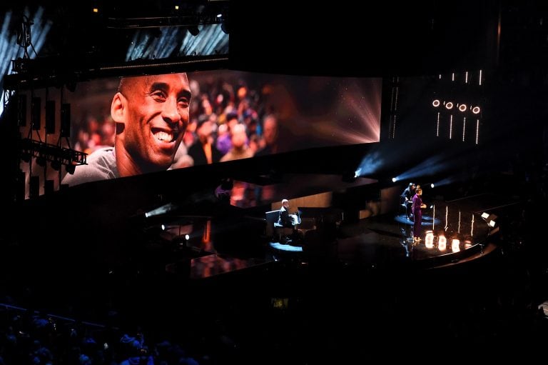 Jennifer Hudson cantó en homenaje a Kobe. (Foto: Stacy Revere/Getty Images/AFP)