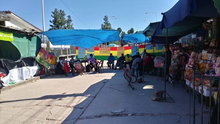 Vecinos se han manifestado antes cortando el puente (web)