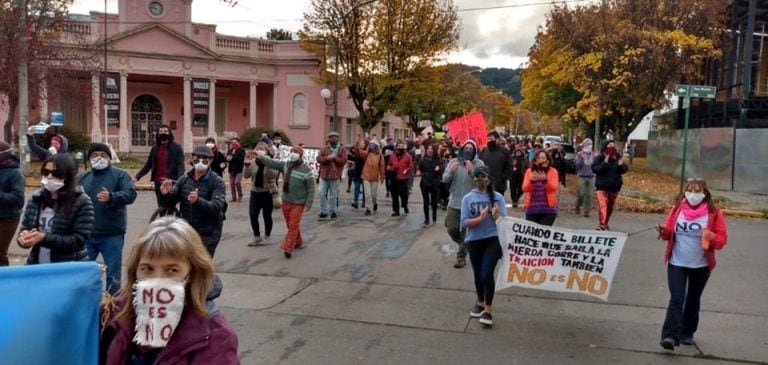 También marcharon comerciantes de la ciudad en protesta a las medidas tomadas por provincia y el estado nacional.