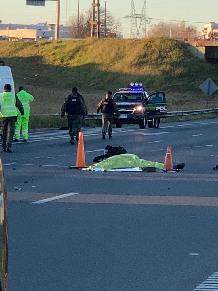 El accidente, en el que murió un motociclista, incluyó también a una bicicleta y una Ford Ranger. (LT8)