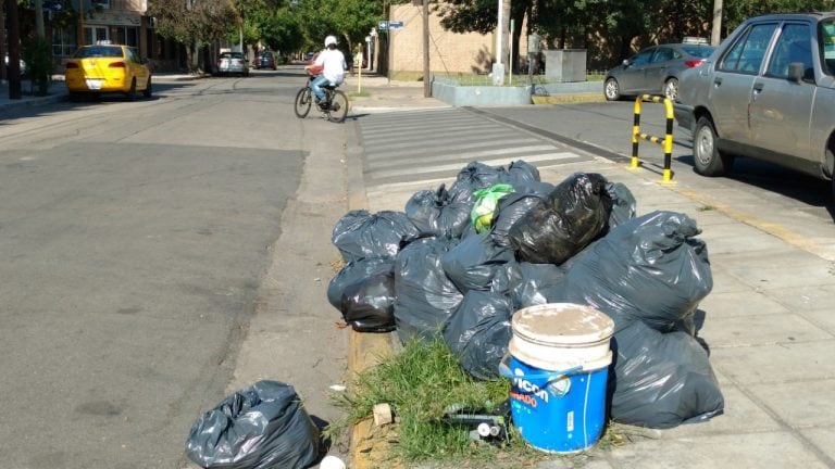 La basura se acumula en varias calles y barrios de Córdoba, tanto en la zona norte como en la sur.