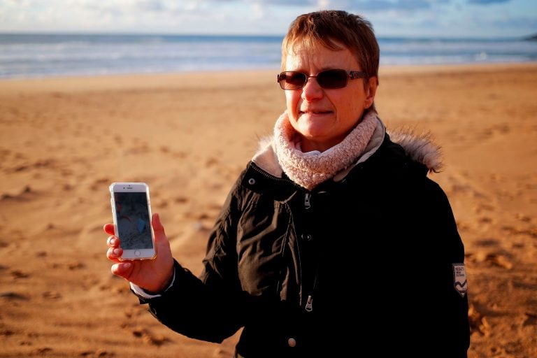 Josette Bernard, muestra la foto de los objetos hallados. (AFP)