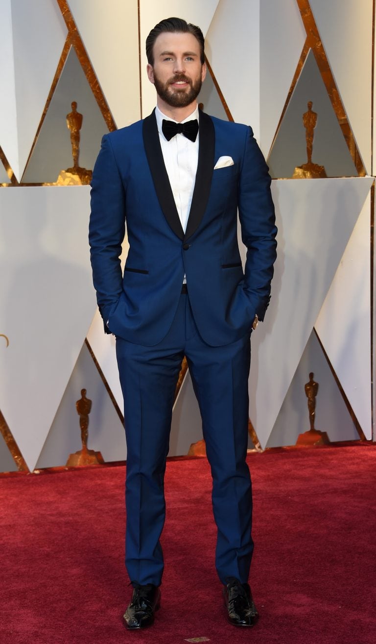 Chris Evans arrives on the red carpet for the 89th Oscars on February 26, 2017 in Hollywood, California.  / AFP PHOTO / VALERIE MACON