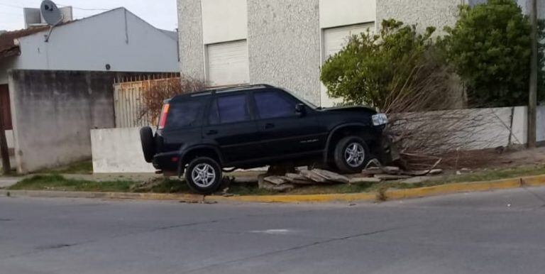 Así quedó la camioneta chocada en Irigoyen y Jujuy.