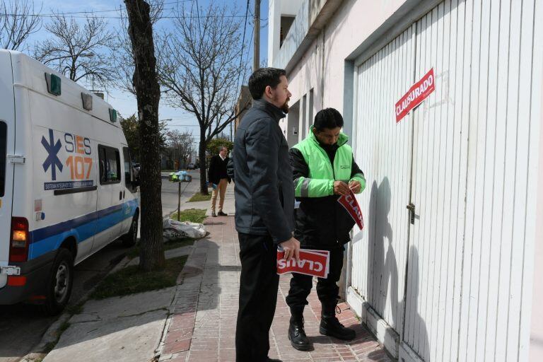 Cerró el geriátrico clausurado de 27 de septiembre al 500, del cual dos hombres y dos mujeres debieron ser derivados al Hospital por su condición de salud (Prensa Municipalidad)