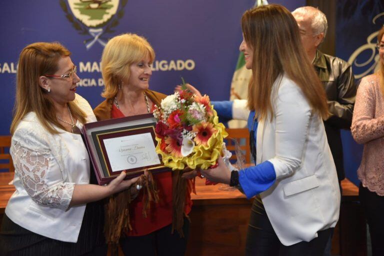 Los docentes fueron seleccionados de acuerdo a criterios como trayectoria, reconocimiento académico, y compromiso con su escuela.