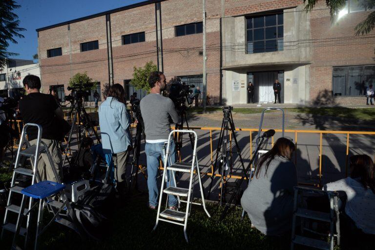 Periodistas trabajan frente a la sede del Club San Martín donde se realiza el velatorio