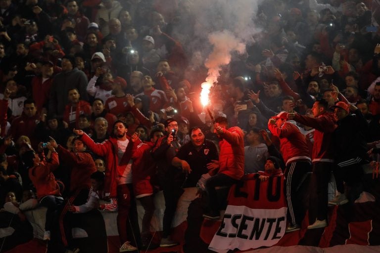 Hinchas de River en el partido de los cuartos de final de la Copa Libertadores ante Cerro Porteño. (EFE/Juan Ignacio Roncoroni).