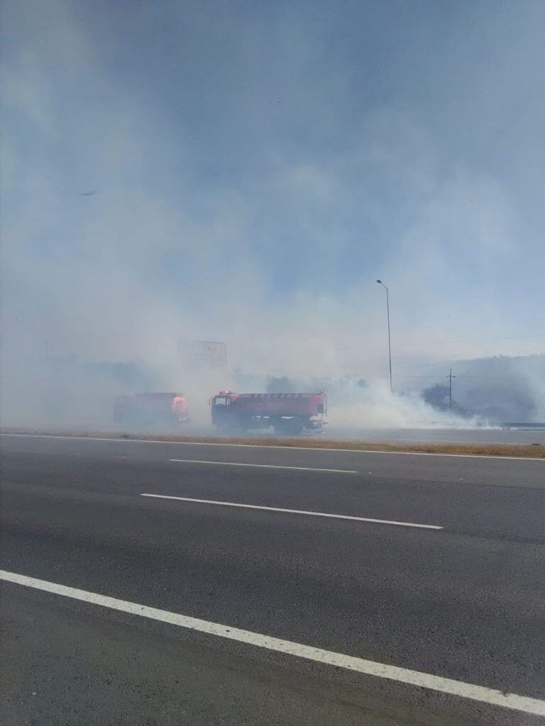 Incendio contenido en autopista Córdoba - Carlos Paz. (Foto: Twitter Gob. de Córdoba).