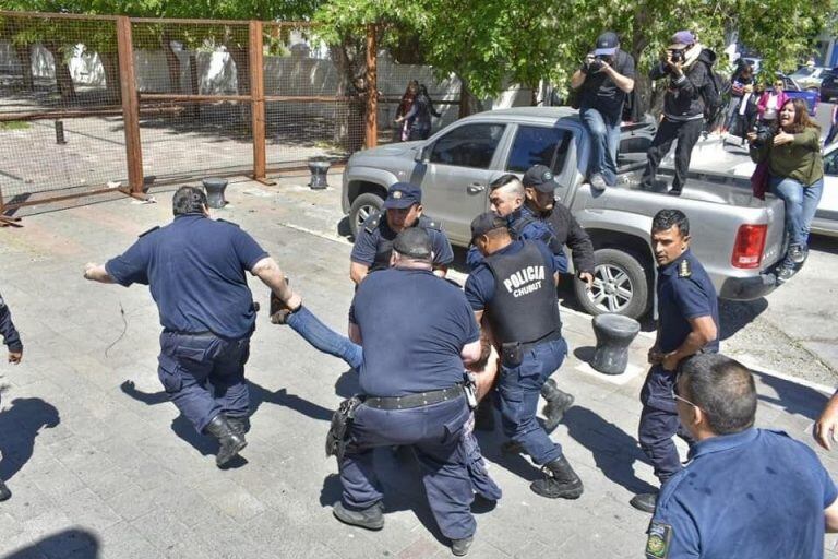 El momento en el que detienen a Santiago Goodman. (CTERA)