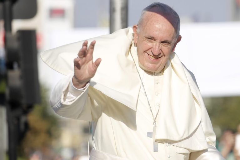 El papa Francisco saluda a la multitud durante el recorrido en el papamóvil hacia el Santuario Alberto Hurtado en Santiago de Chile, Chile, el 16/01/2018.
(Vinculado a la cobertura del día de dpa) foto: Victor Perez/Agencia Uno/dpa