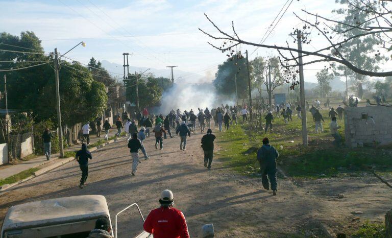 LIBERTADOR GRAL. SAN MARTIN, JUJUY 28/07/2011, INCIDENTES REGISTRADOS DURANTE EL DESALOJO DE UN PREDIO PRIVADO EN LA PROVINCIA DE JUJUY, DONDE UN POLICIA MURIO Y AL MENOS 30 PERSONAS RESULTARON HERIDAS.
FOTO:DYN/DIARIO PREGON. jujuy  jujuy manifesatcion muerte policia y dos activistas desalojo con violencia demanda tierras incidente tras desalojo tierras empresa ledesma