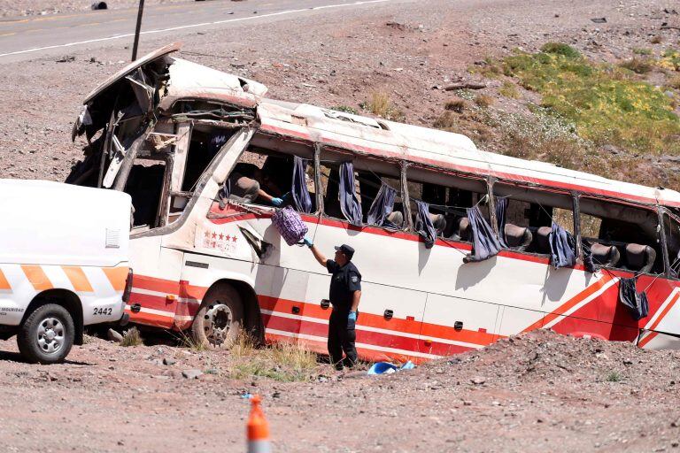 MENDOZA lAS cUEVAS aLTA MONTAÑA ACCIDENTE MICRO CHILENO QUE TRANSPORTABA JOVENES JUGADORES DEL CLUB COLO coLO  de lo boza accidente en la ruta 7 ruta de alta montaña que conecta Mendoza con Chile
TRES MUERTOS Y VARIOS HERIDOS 
Police officers work at the scene after a bus carrying teenagers from a Chilean football school crashed into another bus on its way to Paraguay near Las Cuevas locality in the Argentine province of Mendoza, on February 2, 2018. 
At least three youngsters from the Chilean Colo-Colo Lo Boza football school, who where heading to Paraguay to take part in a competition, died in the accident, police reported. / AFP PHOTO / Marcelo RUIZ mendoza  accidente de un micro chileno que desbarranco tragedia vial omnibus volco vuelco y cayo a un barranco chicos muertos del club de futbol infantil chileno colo colo