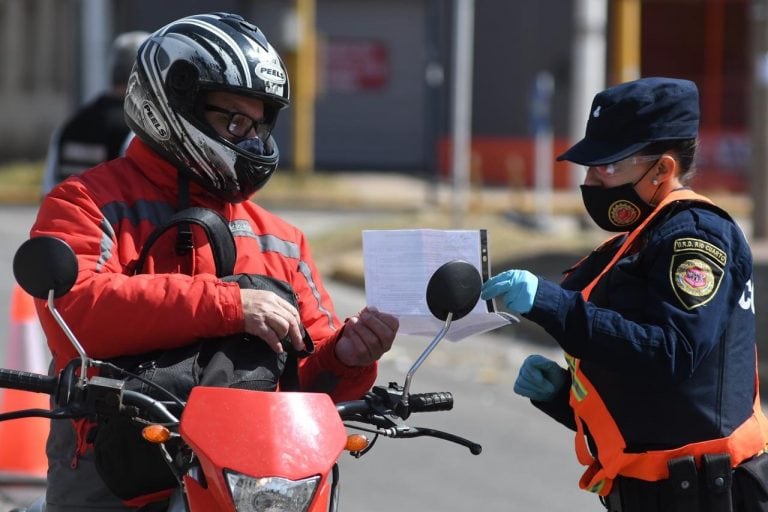 Fuertes controles policiales en la vuelta de la Fase 1 en Río Cuarto (La Voz)