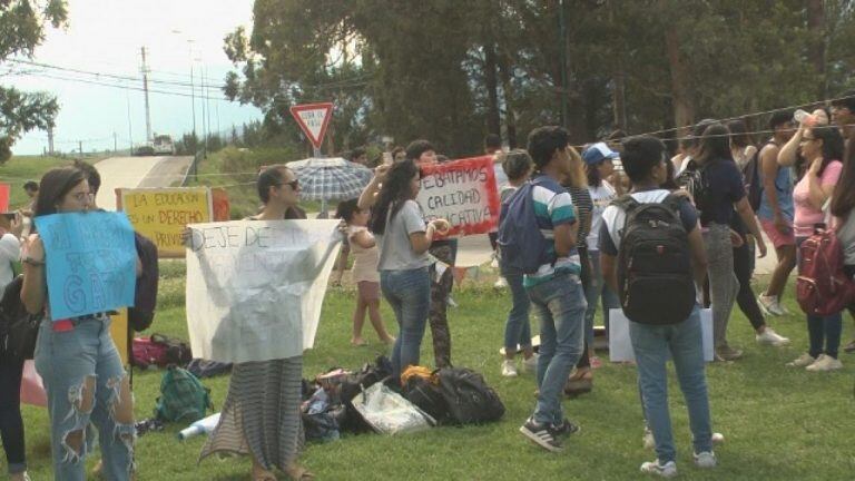 Estudiantes de la Universidad Católica de Salta (Fm Profesional)