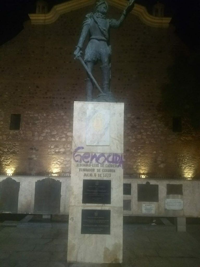 Las mujeres realizaron las pintadas en la Plazoleta del Fundador.