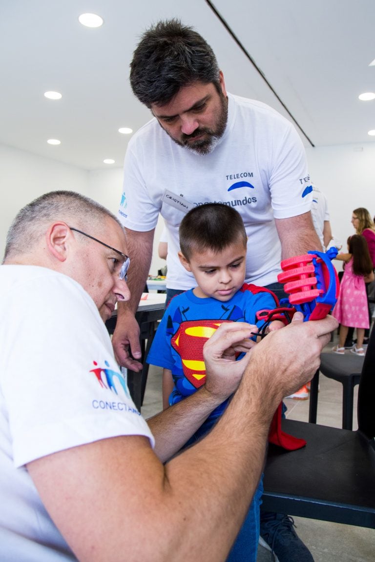 Varias personas, entre ellas niños, que se vieron beneficiadas por este "Manotón". (Telecom)