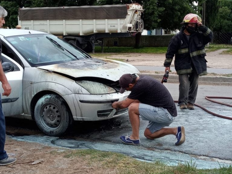 Vehículo incendiado sobre avenida Güemes