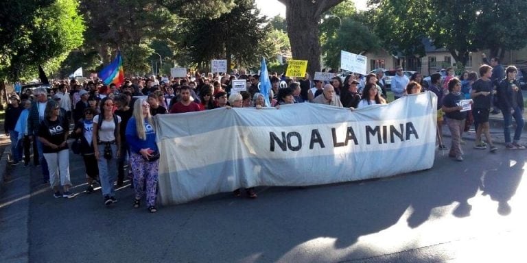 Vecinos autoconvocados de Esquel, como hace 18 años, volvieron a marchar contra la megamineria a cielo abierto.