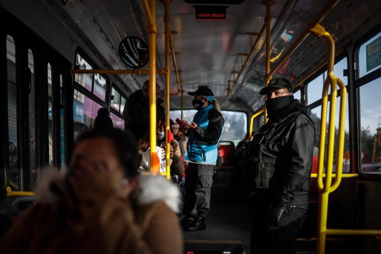 Policías realizan controles en un ingreso a la ciudad de Buenos Aires (EFE/Juan Ignacio Roncoroni)