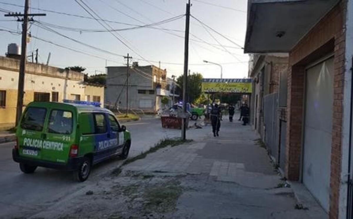 Loma Hermosa: arrojaron el cuerpo de una mujer desde un auto en movimiento