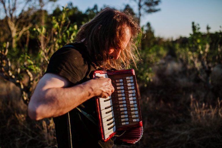 Chango Spasiuk. Imagen ilustrativa del artista con su bandoneón en los yerbales.