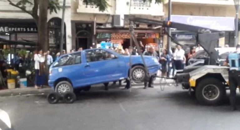 El hombre que se atrincheró para que no se llevaran su auto tuvo asesoramiento legal (Foto: captura video)