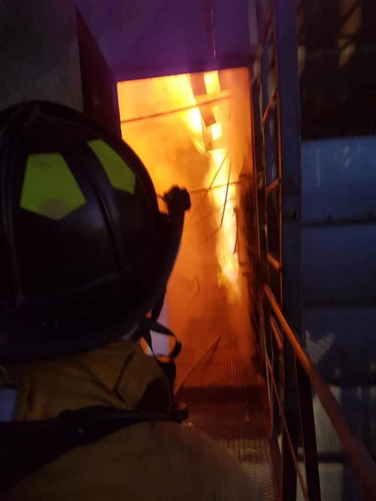 El voraz incendio de una secadora de granos en la localidad de Justiniano Posse. (Prensa Bomberos Voluntarios)