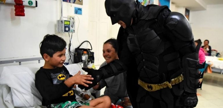 Desde 2013, todas las semanas visita el Hospital de Niños de La Plata (web)