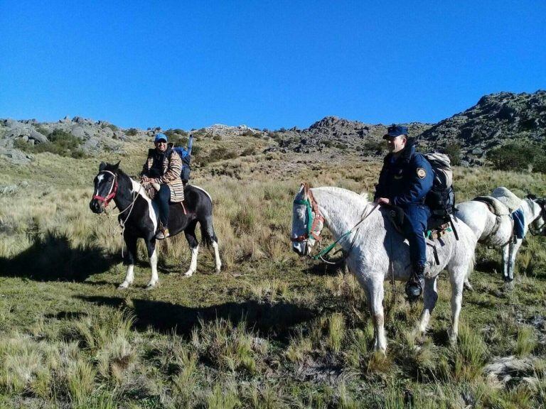 La urna llegó a la escuela acompañada por un policía y vaqueanos.