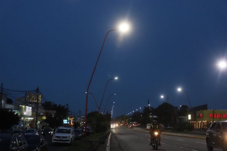 Nuevas luminarias Led en el sector central de la Av. San Martín.