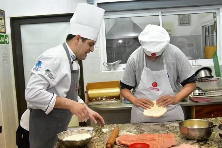 Alumnos de escuelas de personas con discapacidad recibirán capacitación gastronómica.