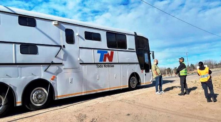 El motorhome de TN detenido en el control policial (Radio Génesis 25)