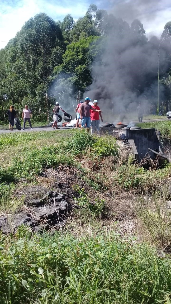 Vecinos cortan el acceso al Cadillal. (Web)