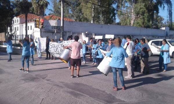 En febrero, un dia antes de retomar sus actividades tras las vacaciones, los operarios de la textil Confecciones Riojanas fueron notificados de su despido. Todavía esperan la indemnización