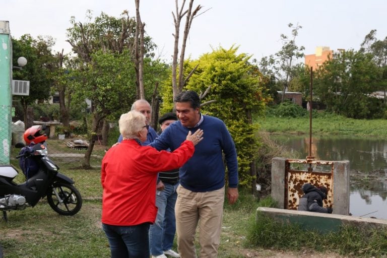 El intendente saluda a vecinos de Villa Odorico. Once lagunas están previstas ser intervenidas a lo largo del presente año.