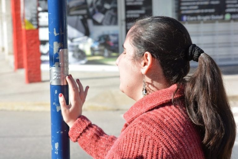 Alumnos de la Escuela Especial Juana Manso instalaron las primeras chapas de braille en los postes de algunas calles céntricas. Periódico El Milenio.