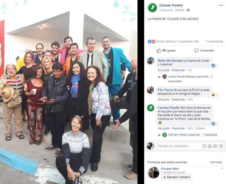 Los muralistas que homenajearon a Messi se sacaron una foto con la mamá del astro. (Facebook)