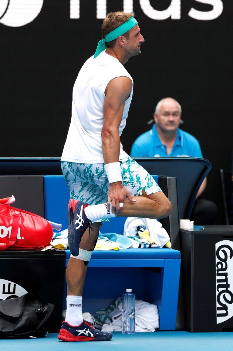 Tennys Sandgren se toma a pierna tras ser golpeado por la alcanzapelotas. (Foto: Issei Kato/REUTERS)